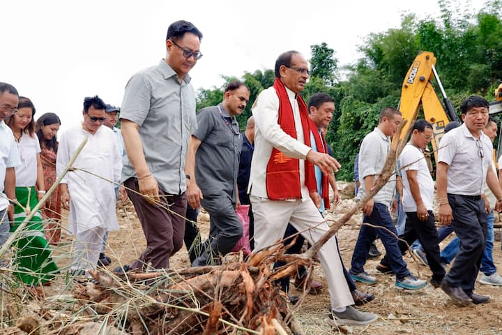 केंद्रीय कृषि एवं ग्रामीण विकास मंत्री शिवराज सिंह चौहान और केंद्रीय संसदीय कार्य मंत्री किरेन रिजिजू ने मुख्यमंत्री पेमा खांडू के साथ मिलकर अरुणाचल प्रदेश के भीषण बाढ़ प्रभावित क्षेत्रों का जमीनी दौरा किया है.