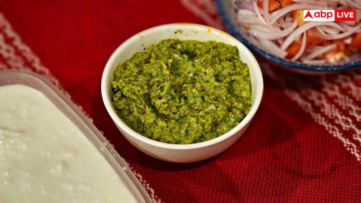 Coriander chutney is made in almost every house and everyone likes its freshness. Grind green coriander, green chilli, garlic, lemon juice and salt by adding some water. If you want, you can also add mint to it. This chutney tastes great with parathas, sandwiches, chaat, pakodas and dal-rice.