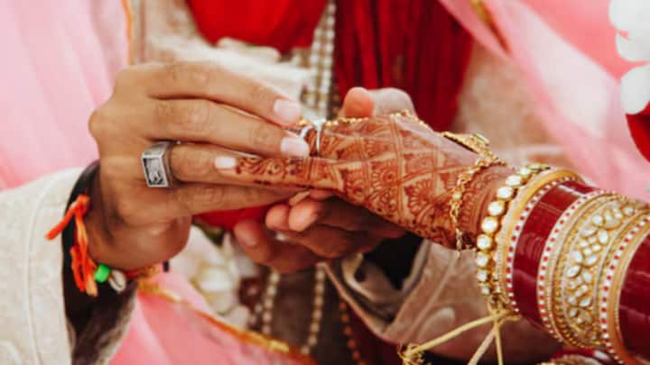 ফ্য়ামিলি কোর্টের রায় বাতিল করে আদালত জানিয়েছে, সপ্তপদী অর্থাৎ সাতপাকে ঘোরার রীতি হিন্দু বিবাহের ভিত্তি। অগ্নিকে সাক্ষী রেখে সাতপাক ঘোরেন বর-কনে, যা বিবাহকে পবিত্র ধর্মীয় সংস্কার এবং সামাজিক বন্ধনে বেঁধে ফেলে। আধ্য়াত্মিক, সামাজিক এবং আইনি মর্যাদা পায় বিবাহ।