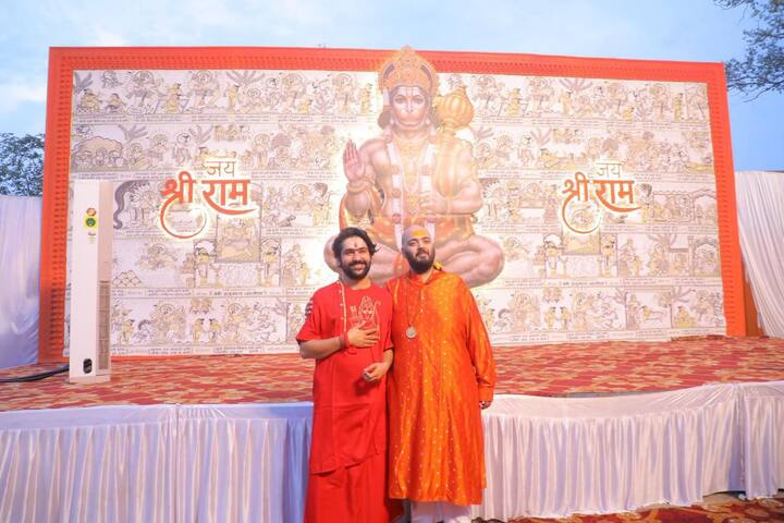दर्शन के बाद अनंत अंबानी की ओर से बागेश्वर बालाजी के चरणों में अपनी अर्जी लगाई गई. इसके उपरांत, दोनों की तरफ से श्री बागेश्वर बालाजी भगवान की भव्य आरती की गई और देश, धर्म तथा जनकल्याण की मंगलकामना के साथ आशीर्वाद प्राप्त किया गया. धार्मिक अनुष्ठानों के इसी क्रम में अनंत अंबानी की ओर से 11 कन्याओं का पूरे विधि-विधान से पूजन किया गया और उन्हें दक्षिणा भेंट कर उनका आशीर्वाद लिया गया. इसके साथ ही, काशी से आए सभी विद्वान ब्राह्मणों का भी अंग वस्त्र देकर सम्मान किया गया और उनसे सुख-समृद्धि का आशीर्वाद प्राप्त किया गया.