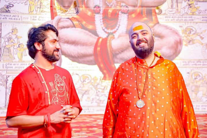 आरती और दर्शन के बाद दोनों सीधे धाम परिसर में स्थित यज्ञशाला पहुंचे. वहाँ काशी (वाराणसी) से पधारे विद्वान ब्राह्मणों की मौजूदगी में वैदिक मंत्रोच्चार के बीच विशेष यज्ञ और हवन का आयोजन किया गया, जिसमें दोनों की तरफ से पवित्र आहुतियां अर्पित की गईं.