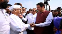 माहिती अधिकार कायद्यातील बदलांना स्थगिती, मुख्यमंत्री देवेंद्र फडणवीसांचा पुढाकार, अण्णा हजारेंच्या मागण्यांची दखल