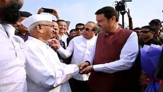माहिती अधिकार कायद्यातील बदलांना स्थगिती, मुख्यमंत्री देवेंद्र फडणवीसांचा पुढाकार, अण्णा हजारेंच्या मागण्यांची दखल