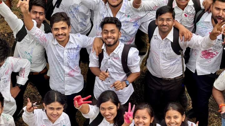 Apart from this, nowadays the demand for data analysts is increasing rapidly in almost every sector. If B.Com students learn skills like SQL or basic Python, they can make a career as a business analyst or data analyst. There is good demand for such professionals in banking, insurance and e-commerce companies.