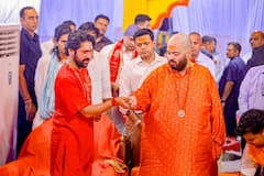 अनंत अंबानी पहुंचे बागेश्वर धाम, पंडित धीरेंद्र शास्त्री ने कराया यज्ञ-हवन, देखें तस्वीरें