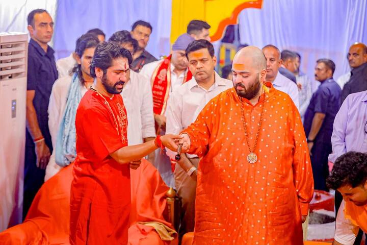 विशेष दौरे के दौरान बागेश्वर सरकार की तरफ से अनंत अंबानी को श्री बागेश्वर बालाजी भगवान, सन्यासी बाबा एवं प्रेतराज सरकार के पावन और दिव्य दर्शन कराए गए. साथ ही, उन्हें बागेश्वर बालाजी भगवान और सन्यासी बाबा की महिमा व धाम के इतिहास से भी अवगत कराया गया.