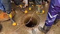 Mumbai Rain: मोबाईलवर बोलता बोलता अरुंद मॅनहोलमध्ये माणूस पडला, मुंबईत सर्च ऑपरेशनचा थरार, PHOTO