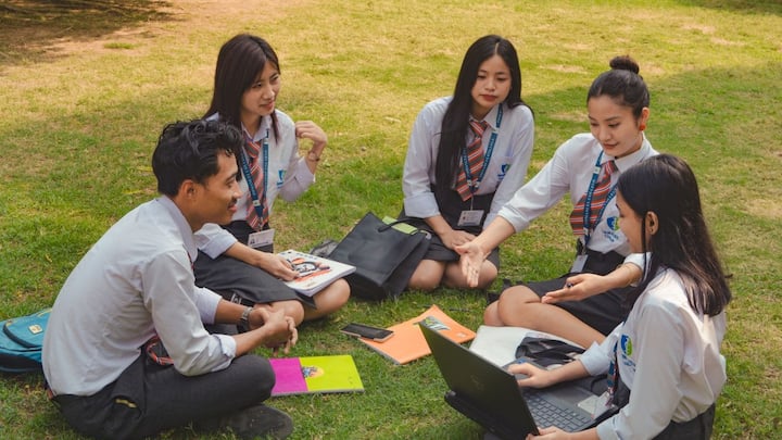 Chartered accountancy is one of the most popular professional careers for commerce students. This course is considered a bit difficult, but after completing it, one gets good opportunities in finance and accounting sector. As experience increases, the salary in this field also increases continuously. CA remains in demand in banking, fintech and corporate companies.