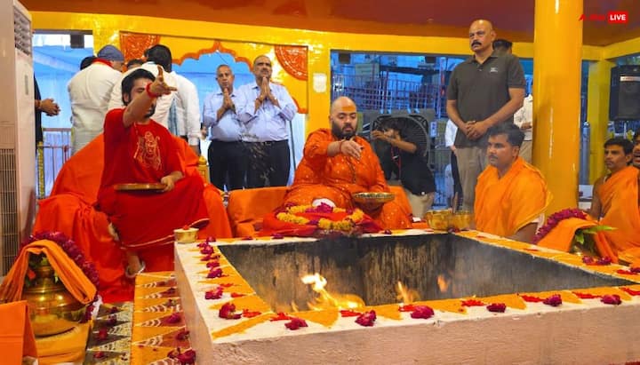 वैदिक मंत्रों के बीच संपन्न हुए इस अनुष्ठान में उन्होंने राष्ट्र की समृद्धि, सनातन धर्म की उन्नति और समस्त मानव समाज के कल्याण की प्रार्थना की.