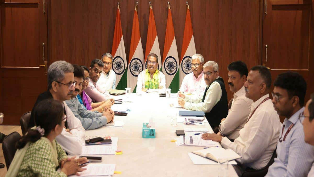Dharmendra Pradhan Meets WB Education Ministers, Reviews NEP 2020 Rollout And Education Reforms