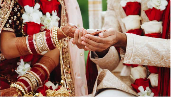 ব্রিটেন নিবাসী এক ব্যক্তি আদালতের দ্বারস্থ হয়েছিলেন। দুই পরিবারের সম্মতিতে হওয়া একটি বিয়েকে অবৈধ ঘোষণা করতে রাজি হয়নি ফ্য়ামিলি কোর্ট। সেই রায়কে চ্যালেঞ্জ জানান ওই ব্যক্তি।
