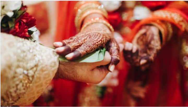 আদালত আরও জানিয়েছে, বিয়ে শুধুমাত্র গান-বাজনা, নাচ-গানের অনুষ্ঠান নয়। ভৌগলিক এবং সাংস্কৃতিক ভিন্নতা থাকলেও, প্রচলিত আচার-অনুষ্ঠান মানুষের আধ্যাত্মিক সত্তাকে পরিশুদ্ধ করে বলেই বিশ্বাস করা হয়।