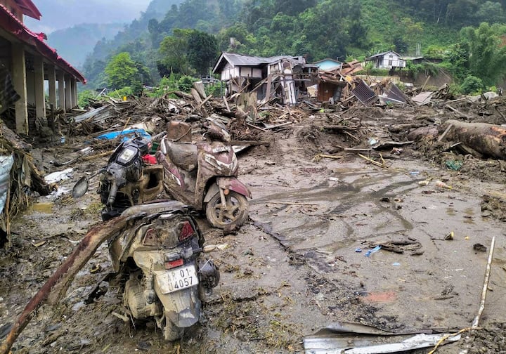असम और अरुणाचल प्रदेश में लगातार हो रही मूसलाधार बारिश और नदियों के उफान के कारण बाढ़ की स्थिति बेहद भयानक हो गई है, जिससे दोनों राज्यों में 1.38 लाख से अधिक लोग प्रभावित हुए हैं.