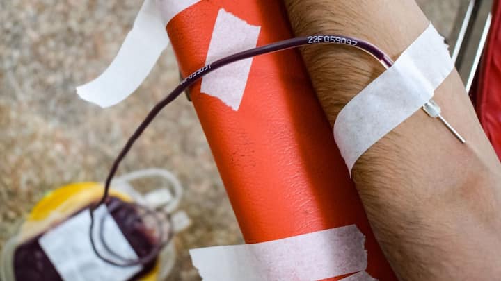 इस फेहरिस्त में तीसरा स्थान देश की आर्थिक राजधानी कहे जाने वाला महाराष्ट्र है. अगर कुल जमा होने वाली ब्लड यूनिट्स और साल भर में लगने वाले शिविरों की बात करें तो महाराष्ट्र हमेशा से टॉप राज्यों में रहा है.