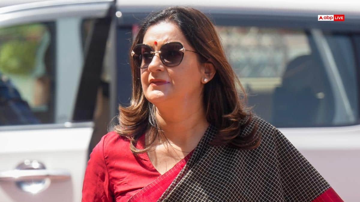 महुआ मोइत्रा पर अंडे फेंके जाने पर भड़कीं प्रियंका चतुर्वेदी, कहा- BJP सरकार की ओर से भीड़...