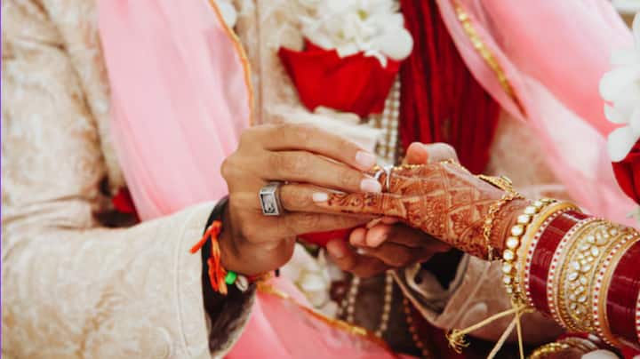 ২৩ জুন সেই নিয়ে শুনানি চলাকালীন গুজরাত হাইকোর্ট জানায়, ‘সপ্তপদী’র মতো আচার-অনুষ্ঠান বাদ দিয়ে, শুধুমাত্র রেজিস্ট্রি করলে কোনও হিন্দু বিয়ে বৈধ বলে গণ্য হতে পারে না।