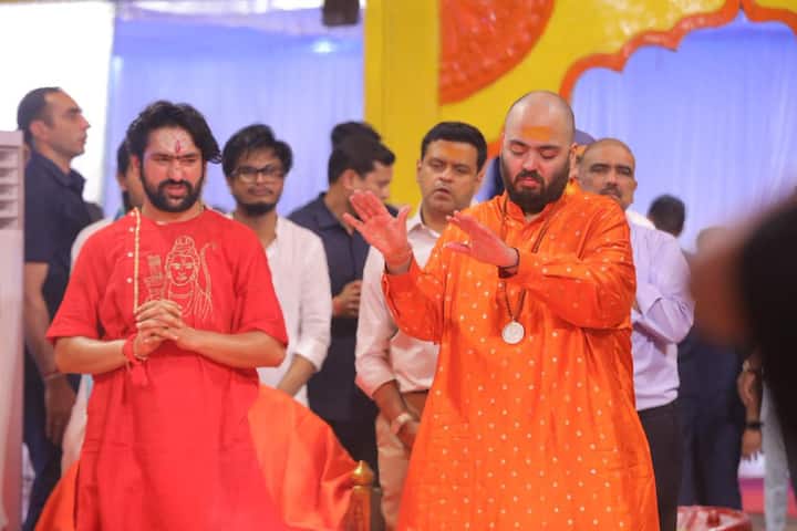 इस दौरान अनंत अंबानी को मुद्गर, बलजीबी रुद्राक्ष की माला और अंग वस्त्र भेंट कर सम्मानित किया गया.