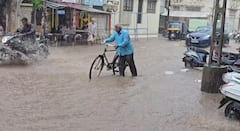 Rajkot Rain: વીજળીના કડાકા સાથે ઉપલેટામાં મેઘરાજાની તોફાની બેટિંગ, રસ્તા પર નદી જેવા દ્રશ્યો