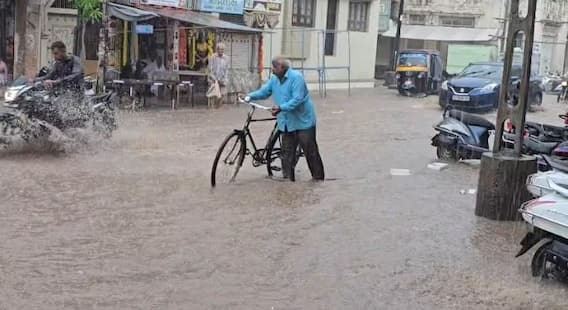 Rajkot Rain: વીજળીના કડાકા સાથે ઉપલેટામાં મેઘરાજાની તોફાની બેટિંગ, રસ્તા પર નદી જેવા દ્રશ્યો