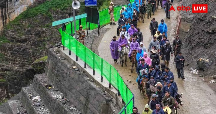 अमरनाथ पवित्र गुफा यात्रा का सबसे अहम पड़ाव है, जहां प्राकृतिक रूप से बनने वाले बाबा बर्फानी के हिम शिवलिंग के दर्शन होते हैं. हर साल लाखों श्रद्धालु इसी पवित्र गुफा में भगवान शिव के दर्शन के लिए पहुंचते हैं.