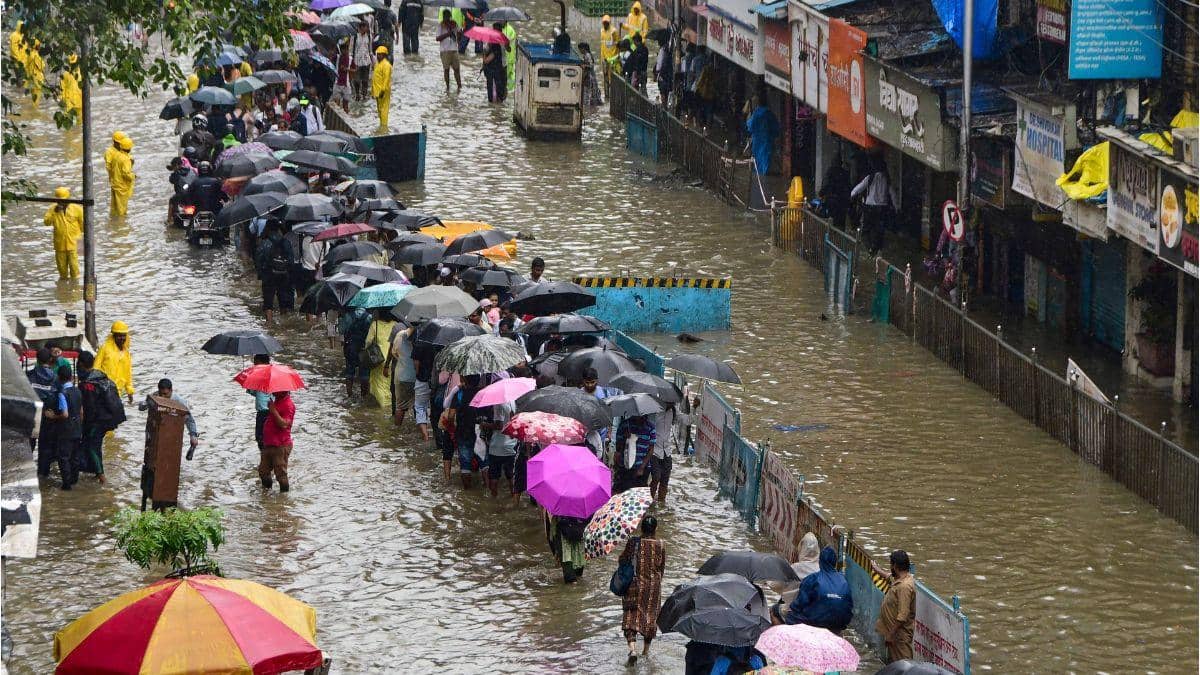 मुंबई में भारी बारिश: लगातार तीसरे दिन बारिश से बेहाल मुंबई, लोकल ट्रेन सेवाएं प्रभावित
