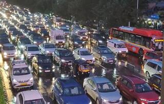मुंबईत मुसळाधार पाऊस, पश्चिम द्रुतगती महामार्गावर मोठी वाहतूक कोंडी