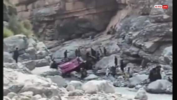 पाकिस्तान के खैबर पख्तूनख्वा में दर्दनाक हादसा, बस के खाई में गिरने से 40 यात्रियों की मौत, कई घायल पाकिस्तान के खैबर पख्तूनख्वा में दर्दनाक हादसा, बस के खाई में गिरने से 40 यात्रियों की मौत, कई घायल