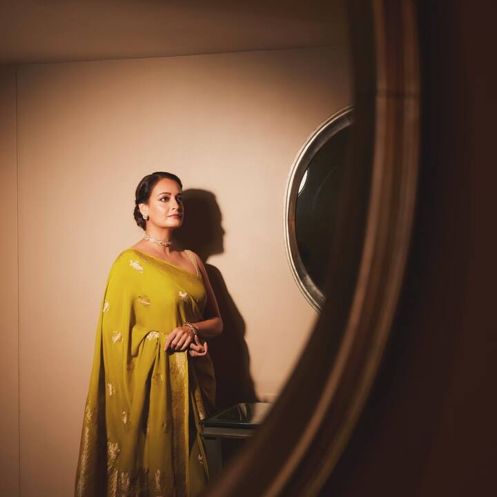 2002માં રહેના હૈ તેરે દિલ મેં ફિલ્મથી પોતાની એક્ટિંગ કરિયરની શરૂઆત કરનાર દિયા મિર્ઝાએ શરૂઆતથી જ ઘણા લોકોના મન પર રાજ કર્યું હતું.