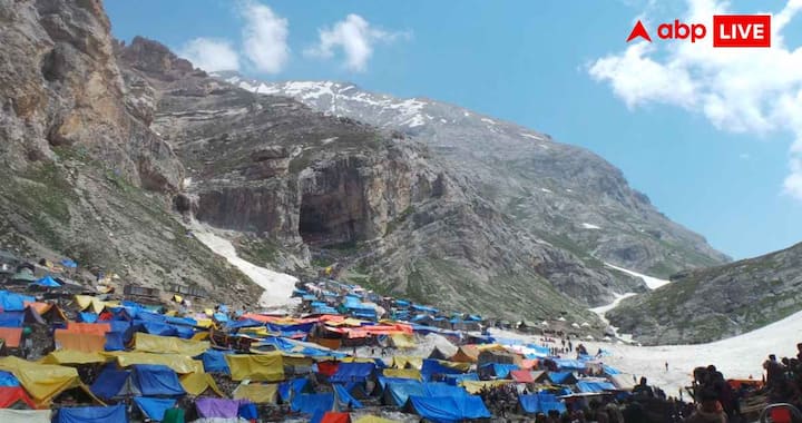 अमरनाथ गुफा से पहले पड़ने वाला पंचतरणी अपनी प्राकृतिक सुंदरता के लिए प्रसिद्ध है. मान्यता है कि यहां पांच पवित्र जल धाराएं बहती हैं. चारों ओर फैले पहाड़ और खुले मैदान इस जगह को और भी आकर्षक बनाते हैं.