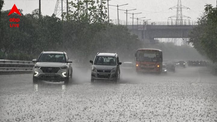 শুক্রবার ভারী বৃষ্টির সম্ভাবনা রয়েছে দক্ষিণ ২৪ পরগনা এবং পূর্ব মেদিনীপুর জেলাতে। এই দুই জেলাতে ভারী বৃষ্টির হলুদ সতর্কতা জারি। দক্ষিণবঙ্গের সব জেলাতেই বজ্রবিদ্যুৎ সহ হালকা মাঝারি বৃষ্টি ও ৪০ থেকে ৫০ কিলোমিটার গতিবেগে ঝড়ো হাওয়া বইতে পারে। শনিবার বৃষ্টির পরিমাণ ও ব্যাপকতা বাড়বে। অতি ভারী বৃষ্টির কমলা সর্তকতা জারি থাকবে দক্ষিণ ২৪ পরগনা এবং পূর্ব মেদিনীপুর জেলাতে। ভারী বৃষ্টির হলুদ সর্তকতা ঝাড়গ্রাম পশ্চিম মেদিনীপুর এবং হাওড়া জেলাতে।