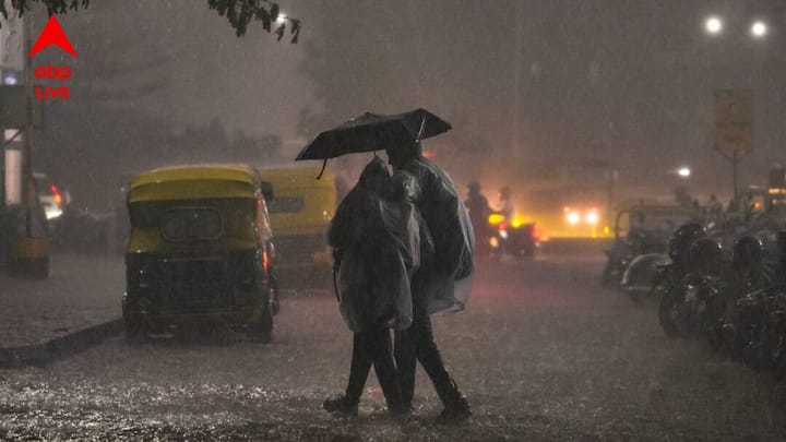 উত্তর-পশ্চিম বঙ্গোপসাগরে নিম্নচাপ তৈরি হওয়ার ফলে এই দুর্যোগের আশঙ্কা। এটি দক্ষিণ দিকে ঝুঁকে রয়েছে। ক্রমশ ওড়িশা ও বাংলা উপকূলের দিকে এগোবে। এই নিম্নচাপের প্রভাবে সোমবার পর্যন্ত ভারী বৃষ্টির সম্ভাবনা রয়েছে দক্ষিণবঙ্গের বিভিন্ন জেলায়। শনি ও রবিবার অতি ভারী বৃষ্টি হতে পারে উপকূল সংলগ্ন জেলাগুলিতে।