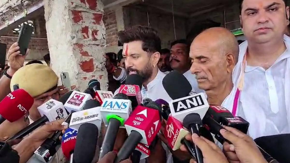 भरत तिवारी के गांव पहुंचे चिराग पासवान, बोले- 'यदि किसी व्यक्ति ने आत्मसमर्पण किया था तो…'