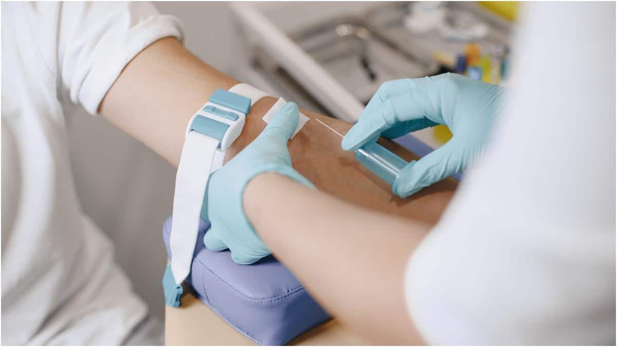 Blood Tests : రొటీన్​కు భిన్నంగా వైద్యులు సూచిస్తోన్న 5 రక్త పరీక్షలు.. వీటితో వ్యాధులు ముందుగానే గుర్తించవచ్చా?