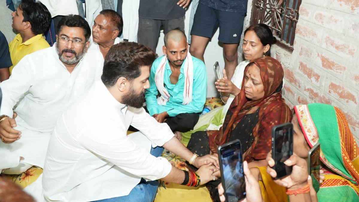 भरत तिवारी के परिवार से मिलकर चिराग पासवान ने क्या बात की? पिता ने बताया- '3-4 दिन के अंदर…'