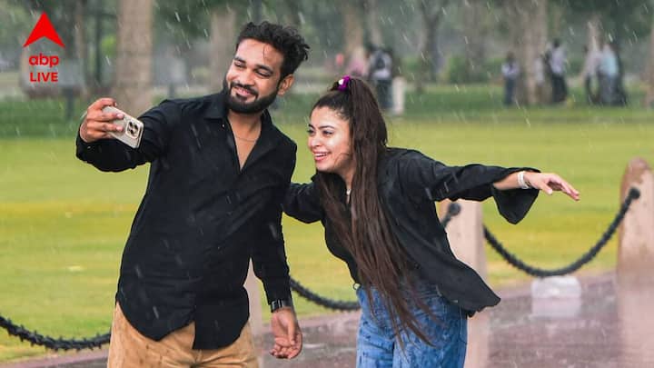 তবে উত্তরবঙ্গে আপাতত ভারী বৃষ্টির সম্ভাবনা না থাকলেও বিক্ষিপ্তভাবে বজ্রবিদ্যুৎসহ বৃষ্টির হলুদ সর্তকতা জারি রয়েছে। মঙ্গল বুধবার নাগাদ বৃষ্টির পরিমাণও বাড়তে পারে।