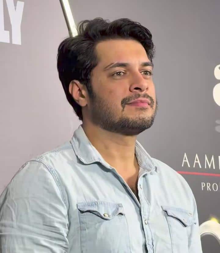 When he returned after completing his studies, he joined theatre. Then worked in director Neeraj Kabi's play for 3 years and learned acting.
