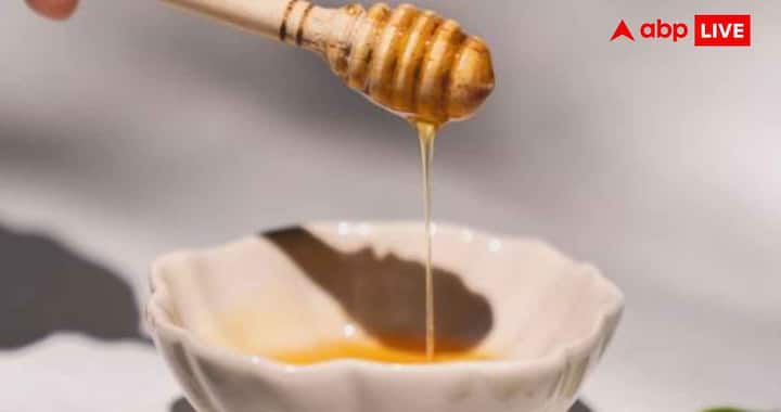 Homemade Face Pack For Glowing Skin : ग्लोइंग स्किन का सीक्रेट! केमिकल वाले प्रोडक्ट्स छोड़ें, घर पर बनाएं ये 2 जादुई फेस पैक 4 दही और शहद का फेस पैक बनाने के लिए 2 टेबलस्पून ताजा दही और 1 टेबलस्पून शहद को अच्छी तरह मिलाकर चेहरे पर लगाएं और लगभग 20 मिनट तक छोड़ दें. इसके बाद ठंडे पानी से चेहरा धो लें.