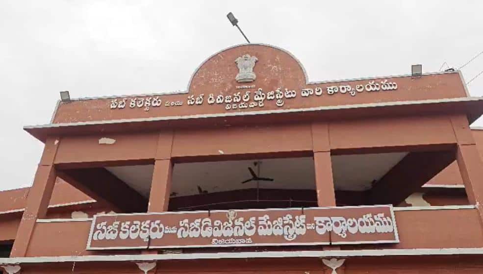 Vijayawada Sai Krishna Case: సాయికృష్ణ లాకప్ డెత్.. విచారణకు హాజరైన వైసీపీ నేతలు, బాధిత కుటుంబసభ్యులు.. సీబీఐ విచారణకు వినతి