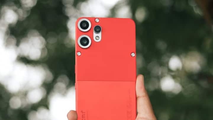 CMF Buy Nothing Phone 1 is also a better option for those who want a good camera with stylish design. It has a 50 MP dual rear camera setup and a 16 MP selfie camera which captures photos with good detail and natural colors. The phone has a 6.5 inch AMOLED display and 5000 mAh battery. Coming with 6 GB and 8 GB RAM, this smartphone also gives smooth performance.