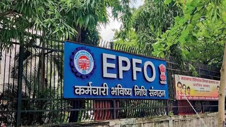 નવા નિયમન અનુસાર, હવેથી દરેક EPF સભ્યએ પોતાના પીએફ ખાતામાં કુલ જમા રકમના ઓછામાં ઓછા 25% બેલેન્સ જાળવી રાખવું કાયદાકીય રીતે ફરજિયાત રહેશે. આ વ્યવસ્થાને સરળ ભાષામાં સમજીએ તો, તમારા પીએફ ખાતામાં જમા થયેલી કુલ મૂડી, જેમાં તમારું વ્યક્તિગત યોગદાન, કંપની તરફથી મળતું યોગદાન અને તેના પર મળતું વ્યાજ સામેલ છે, તેમાંથી 25% રકમ ખાતામાં કાયમી ધોરણે બ્લોક રાખવામાં આવશે. આ 25% લઘુત્તમ રકમ કાપ્યા પછી જે બાકીની રકમ બચે છે, તેને ટેકનિકલ ભાષામાં 'એલિજિબલ મેમ્બર બેલેન્સ' (પાત્ર સભ્ય બેલેન્સ) તરીકે ઓળખવામાં આવશે. ભવિષ્યમાં કોઈપણ કર્મચારી પોતાની જરૂરિયાતો માટે માત્ર આ નક્કી થયેલા 'એલિજિબલ બેલેન્સ'માંથી જ 100% સુધીનો ઉપાડ કરી શકશે.