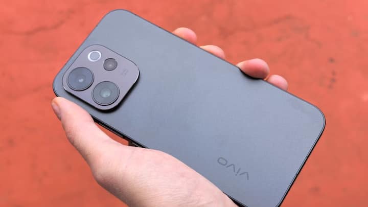 If you want a phone which has a powerful processor and long battery backup along with a camera, then Vivo T4X 5G can be considered. It has a 50 MP dual rear camera and 16 MP front camera.