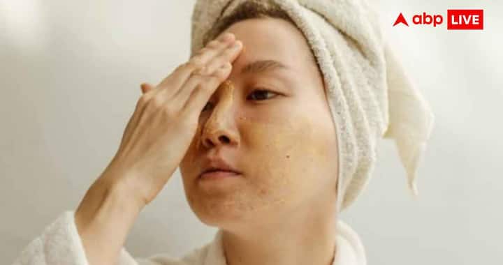 Homemade Face Pack For Glowing Skin : ग्लोइंग स्किन का सीक्रेट! केमिकल वाले प्रोडक्ट्स छोड़ें, घर पर बनाएं ये 2 जादुई फेस पैक 2 बेसन और हल्दी का फेस पैक बनाने के लिए 2 टेबलस्पून बेसन, अध्धा टीस्पून हल्दी और 3 टेबलस्पून दूध को मिलाकर गाढ़ा पेस्ट तैयार करें. इसे चेहरे पर लगाकर 15 से 20 मिनट तक सूखने दें. इसके बाद हल्के गर्म पानी से चेहरा धो लें. बेहतर परिणाम के लिए इसे हफ्ते में दो बार लगाया जा सकता है.