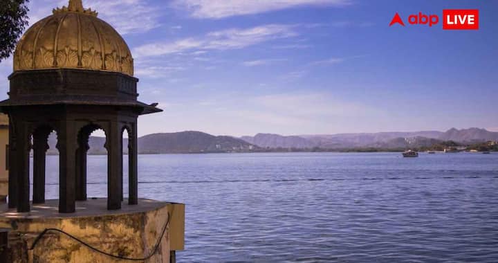 उदयपुर घूमने के पहले दिन की शुरुआत सिटी पैलेस से करें, जहां करीब 2 घंटे में शाही महल और इसकी शानदार कला देखी जा सकती है. इसके बाद पिछोला झील पर बोटिंग का आनंद लें. शाम को बागोर की हवेली में ऐतिहासिक इमारत और लोक नृत्य शो देखें. दिन का अंत भगवान विष्णु को समर्पित प्रसिद्ध जगदीश मंदिर के दर्शन के साथ करें.