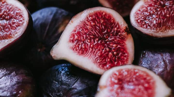 Benefits of Figs: अंजीर खाने के पांच अनोखे तरीके, बचपन से लेकर प्रेग्नेंसी और बुढ़ापे तक होगा चमत्कार 6 कुल मिलाकर अंजीर एक ऐसा फल है, जो बचपन से लेकर बुढ़ापे तक हर उम्र में शरीर को फायदा पहुंचा सकता है. लेकिन हर चीज की तरह इसे भी सही मात्रा में और सही तरीके से खाना जरूरी है. रोजाना दो से तीन अंजीर खाना ज्यादातर लोगों के लिए सुरक्षित माना जाता है, लेकिन जिन लोगों को शुगर, ब्लड प्रेशर या कोई पुरानी बीमारी है, उन्हें अंजीर शुरू करने से पहले डॉक्टर से सलाह जरूर लेनी चाहिए. अगर सही तरीके से इसे अपनी डाइट में शामिल किया जाए, तो यह छोटा सा फल सेहत के लिए वाकई एक चमत्कार साबित हो सकता है.
