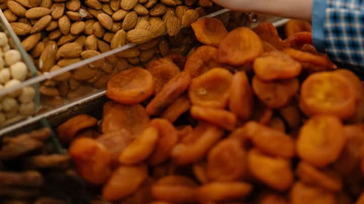 Benefits of Figs: अंजीर खाने के पांच अनोखे तरीके, बचपन से लेकर प्रेग्नेंसी और बुढ़ापे तक होगा चमत्कार 4 प्रेग्नेंसी के दौरान भी अंजीर को एक अच्छा आहार माना जाता है. इस समय महिलाओं के शरीर को ज्यादा पोषण की जरूरत होती है और अंजीर में मौजूद कैल्शियम, आयरन और विटामिन इस जरूरत को पूरा करने में मदद करते हैं. कई महिलाओं को प्रेग्नेंसी में कब्ज और कमजोरी जैसी शिकायत होती है, ऐसे में अंजीर का सेवन राहत दे सकता है. हालांकि इसे ज्यादा मात्रा में खाने से बचना चाहिए, क्योंकि इससे शुगर लेवल बढ़ने या पेट खराब होने जैसी दिक्कत हो सकती है. इसलिए प्रेग्नेंसी में अंजीर खाने से पहले डॉक्टर से सलाह जरूर लेनी चाहिए.