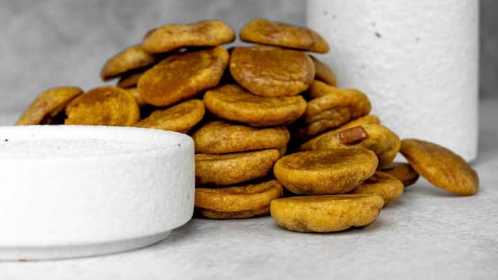 Benefits of Figs: अंजीर खाने के पांच अनोखे तरीके, बचपन से लेकर प्रेग्नेंसी और बुढ़ापे तक होगा चमत्कार 5 बुढ़ापे में शरीर की हड्डियां और पाचन तंत्र दोनों धीरे-धीरे कमजोर होने लगते हैं. ऐसे में अंजीर में मौजूद कैल्शियम हड्डियों को मजबूत बनाए रखने में मदद करता है, जबकि इसका फाइबर पाचन को दुरुस्त रखता है. बुजुर्गों के लिए गर्म दूध के साथ अंजीर खाना खासतौर पर फायदेमंद माना जाता है, क्योंकि इससे शरीर को आराम भी मिलता है और पोषण भी. हालांकि बुजुर्गों को भी अंजीर सीमित मात्रा में ही खाना चाहिए और अगर वे कोई नियमित दवा लेते हैं, तो पहले डॉक्टर से पूछ लेना बेहतर रहता है.