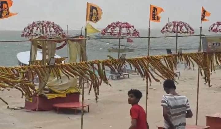 मौसम विज्ञान केंद्र (IMD) के अनुसार, आने वाले कुछ दिनों तक वाराणसी और आसपास के पूर्वांचल के जिलों में ऐसा ही मौसम बने रहने की संभावना है. बादलों की आवाजाही के साथ ही गरज-चमक के साथ बारिश के आसार जताए गए हैं, जिससे आने वाले दिनों में उमस भरी गर्मी से पूरी तरह निजात मिल सकती है.