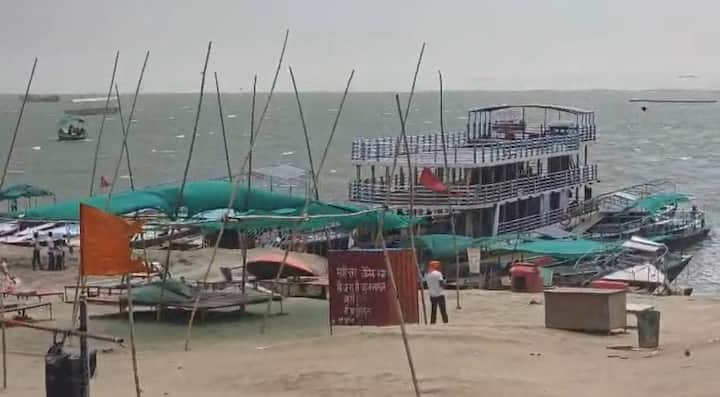 इस मौसमी बदलाव से न सिर्फ शहरी लोगों को बल्कि ग्रामीण इलाकों के किसानों को भी बड़ी राहत मिलने की उम्मीद जगी है. जून की भीषण गर्मी और सूखे के बाद, आसमान में छाए इन काले बादलों ने धान की रोपाई के लिए झमाझम बारिश का इंतजार कर रहे अन्नदाताओं के चेहरों पर भी मुस्कान ला दी है.