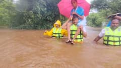 Raigad Rain : रायगडमध्ये पावसाचा हाहा:कार! पाताळगंगा नदीच्या पुरात एसटी अडकली, आजीबाईंना डोक्यावर बसवून बाहेर काढलं