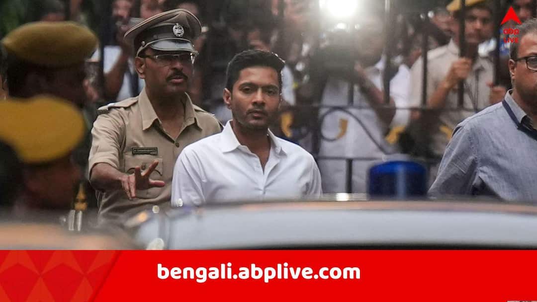 কেন গাড়ির ফুটবোর্ডে নিরাপত্তারক্ষীরা? পুলিশের নোটিসের কী জবাব অভিষেকের